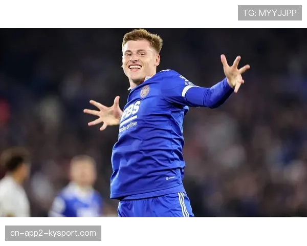 特写:莱斯特城传奇队长瓦尔迪替补登场,主场观众高唱赞歌 特写:莱斯特城传奇队长瓦尔迪替补登场,主场观众高唱赞歌